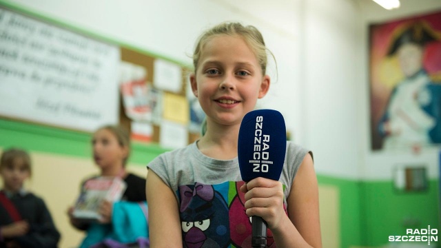 Życzenia nauczycielom złożyli m.in. uczniowie Zespołu Szkół Sportowych im. Sportowców Ziemi Szczecińskiej w Szczecinie. Fot. Maciej Myszkowiak [Radio Szczecin] Dzieci dla nauczycieli w dniu ich święta [WIDEO, ZDJĘCIA]