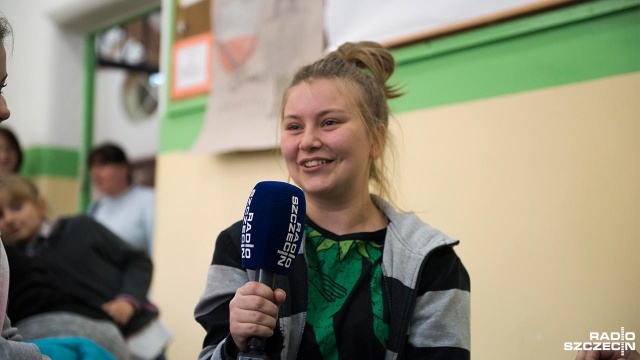 Życzenia nauczycielom złożyli m.in. uczniowie Zespołu Szkół Sportowych im. Sportowców Ziemi Szczecińskiej w Szczecinie. Fot. Maciej Myszkowiak [Radio Szczecin] Dzieci dla nauczycieli w dniu ich święta [WIDEO, ZDJĘCIA]
