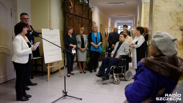 Bronisława Świerdłowska z Koła Repatriantów ze Szczecina otworzyła w czwartek w urzędzie wystawę prac plastycznych wykonanych przez Polaków ze Wschodu. Fot. Konrad Nowak [Radio Szczecin] Samorządy nie chcą repatriantów ze Wschodu? [ZDJĘCIA]