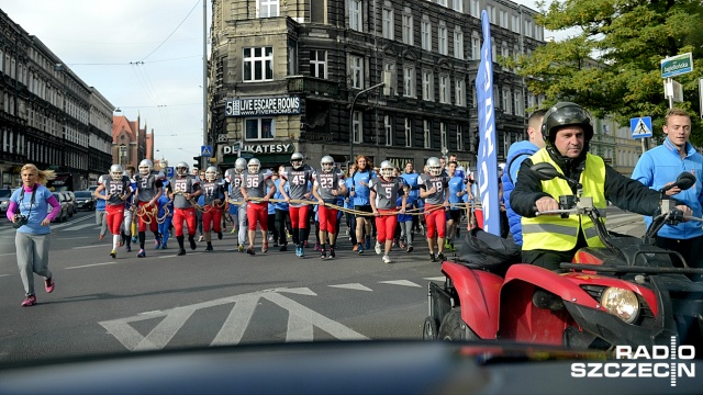 Około 300 osób zapisało się do startu w urodzinowym biegu o puchar Radia Szczecin, który kilka minut po 12 wystartował z Jasnych Błoni. Fot. Jarosław Gaszyński [Radio Szczecin] Śniadaniowy bieg ulicami na urodziny Radia Szczecin [WIDEO, ZDJĘCIA]