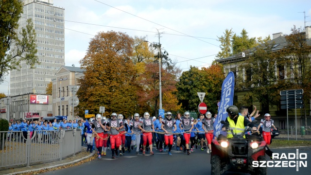 Około 300 osób zapisało się do startu w urodzinowym biegu o puchar Radia Szczecin, który kilka minut po 12 wystartował z Jasnych Błoni. Fot. Jarosław Gaszyński [Radio Szczecin] Śniadaniowy bieg ulicami na urodziny Radia Szczecin [WIDEO, ZDJĘCIA]