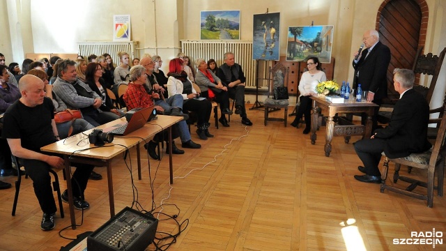 Wojciech Siudmak odwiedził szczecińskie Liceum Plastyczne. Fot. Łukasz Szełemej [Radio Szczecin] Spotkanie i warsztaty z mistrzem [ZDJĘCIA]