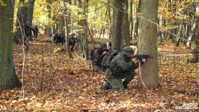 Ćwiczenia 1 kompanii piechoty zmotoryzowanej Batalionu Ułanów Jazłowieckich żołnierzy 12 Brygady Zmechanizowanej. Fot. Rafał Molenda [Radio Szczecin] Zwykły dzień pracy w wojsku [WIDEO, ZDJĘCIA]