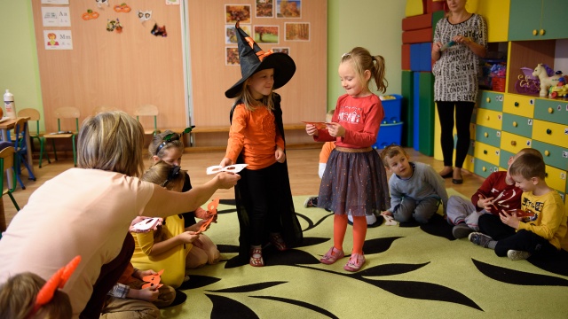 Koszykarze King Wilków Morskich pomogli dzieciom w przygotowaniach do Halloween. Fot. Konrad Nowak [Radio Szczecin] Halloween na sportowo w szczecińskim przedszkolu [WIDEO, ZDJĘCIA]