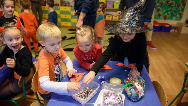 Koszykarze King Wilków Morskich pomogli dzieciom w przygotowaniach do Halloween. Fot. Konrad Nowak [Radio Szczecin] Halloween na sportowo w szczecińskim przedszkolu [WIDEO, ZDJĘCIA]
