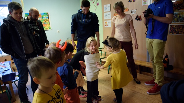 Koszykarze King Wilków Morskich pomogli dzieciom w przygotowaniach do Halloween. Fot. Konrad Nowak [Radio Szczecin] Halloween na sportowo w szczecińskim przedszkolu [WIDEO, ZDJĘCIA]