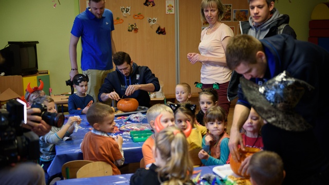 Koszykarze King Wilków Morskich pomogli dzieciom w przygotowaniach do Halloween. Fot. Konrad Nowak [Radio Szczecin] Halloween na sportowo w szczecińskim przedszkolu [WIDEO, ZDJĘCIA]