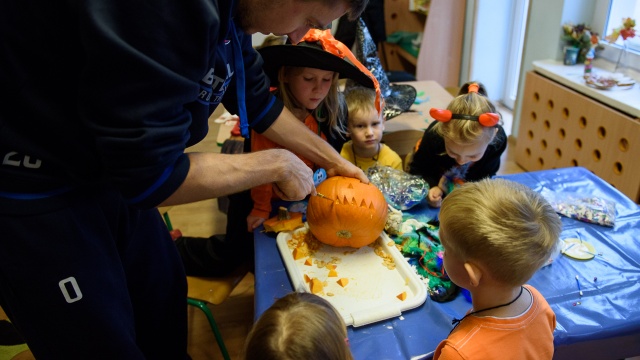 Koszykarze King Wilków Morskich pomogli dzieciom w przygotowaniach do Halloween. Fot. Konrad Nowak [Radio Szczecin] Halloween na sportowo w szczecińskim przedszkolu [WIDEO, ZDJĘCIA]