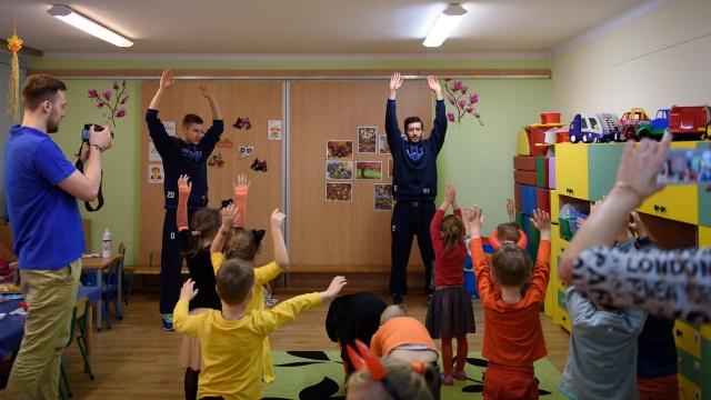 Koszykarze King Wilków Morskich pomogli dzieciom w przygotowaniach do Halloween. Fot. Konrad Nowak [Radio Szczecin] Halloween na sportowo w szczecińskim przedszkolu [WIDEO, ZDJĘCIA]