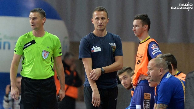 Halowi piłkarze nożni Pogoni 04 Szczecin pokonali u siebie Red Dragons Pniewy 4:1 w piątkowym meczu ekstraklasy futsalu. Fot. Łukasz Szełemej [Radio Szczecin] Dobra passa trwa. Pogoń 04 wygrywa w Szczecinie [ZDJĘCIA]