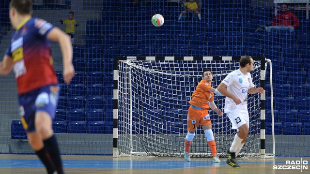 Halowi piłkarze nożni Pogoni 04 Szczecin pokonali u siebie Red Dragons Pniewy 4:1 w piątkowym meczu ekstraklasy futsalu. Fot. Łukasz Szełemej [Radio Szczecin] Dobra passa trwa. Pogoń 04 wygrywa w Szczecinie [ZDJĘCIA]