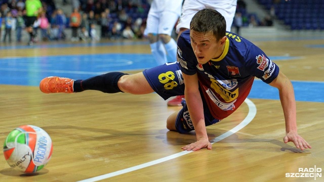 Halowi piłkarze nożni Pogoni 04 Szczecin pokonali u siebie Red Dragons Pniewy 4:1 w piątkowym meczu ekstraklasy futsalu. Fot. Łukasz Szełemej [Radio Szczecin] Dobra passa trwa. Pogoń 04 wygrywa w Szczecinie [ZDJĘCIA]