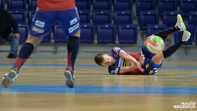 Halowi piłkarze nożni Pogoni 04 Szczecin pokonali u siebie Red Dragons Pniewy 4:1 w piątkowym meczu ekstraklasy futsalu. Fot. Łukasz Szełemej [Radio Szczecin] Dobra passa trwa. Pogoń 04 wygrywa w Szczecinie [ZDJĘCIA]