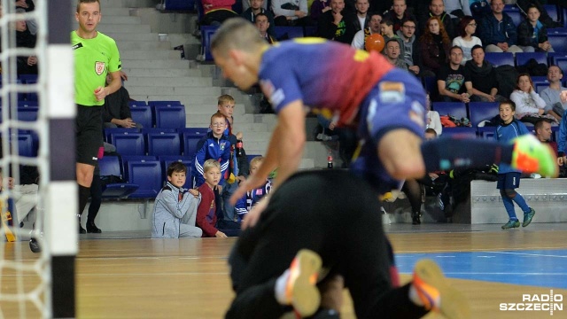 Halowi piłkarze nożni Pogoni 04 Szczecin pokonali u siebie Red Dragons Pniewy 4:1 w piątkowym meczu ekstraklasy futsalu. Fot. Łukasz Szełemej [Radio Szczecin] Dobra passa trwa. Pogoń 04 wygrywa w Szczecinie [ZDJĘCIA]