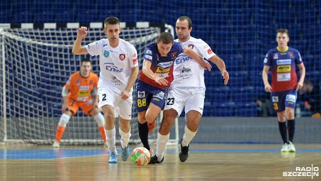 Halowi piłkarze nożni Pogoni 04 Szczecin pokonali u siebie Red Dragons Pniewy 4:1 w piątkowym meczu ekstraklasy futsalu. Fot. Łukasz Szełemej [Radio Szczecin] Dobra passa trwa. Pogoń 04 wygrywa w Szczecinie [ZDJĘCIA]