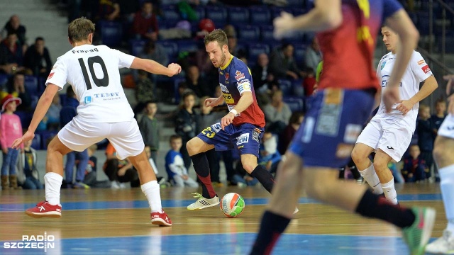 Halowi piłkarze nożni Pogoni 04 Szczecin pokonali u siebie Red Dragons Pniewy 4:1 w piątkowym meczu ekstraklasy futsalu. Fot. Łukasz Szełemej [Radio Szczecin] Dobra passa trwa. Pogoń 04 wygrywa w Szczecinie [ZDJĘCIA]