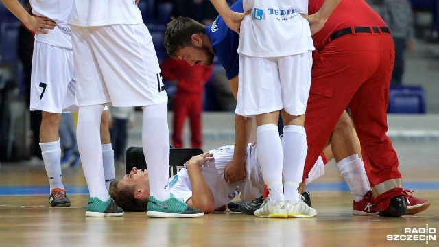 Halowi piłkarze nożni Pogoni 04 Szczecin pokonali u siebie Red Dragons Pniewy 4:1 w piątkowym meczu ekstraklasy futsalu. Fot. Łukasz Szełemej [Radio Szczecin] Dobra passa trwa. Pogoń 04 wygrywa w Szczecinie [ZDJĘCIA]