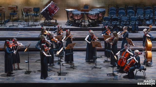 IX koncert charytatywny "Talenty Szczecina" Rotary Klub Szczecin International odbył się w sobotę wieczorem w szczecińskiej filharmonii. Fot. Jarosław Gaszyński [Radio Szczecin] Młodzi muzycy charytatywnie. Talenty Szczecina w filharmonii [WIDEO, ZDJĘCIA]