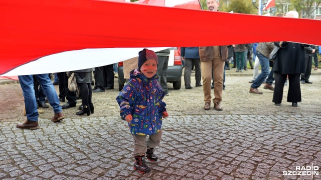 Około trzech tysięcy osób wzięło udział w Marszu Niepodległości, który 11 listopada przeszedł ulicami Szczecina. Fot. Łukasz Szełemej [Radio Szczecin] Marsz Niepodległości przeszedł przez Szczecin [WIDEO, ZDJĘCIA]