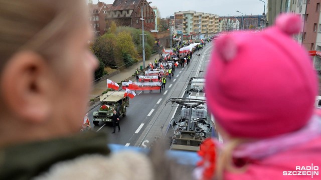 Około trzech tysięcy osób wzięło udział w Marszu Niepodległości, który 11 listopada przeszedł ulicami Szczecina. Fot. Łukasz Szełemej [Radio Szczecin] Marsz Niepodległości przeszedł przez Szczecin [WIDEO, ZDJĘCIA]