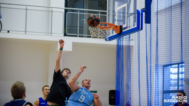 Turniej koszykówki 3 na 3 odbył się w niedzielę w szczecińskiej Azoty Arenie. Fot. Konrad Nowak [Radio Szczecin] Trzech na trzech i jeden kosz. Ostatni turniej w tym sezonie [WIDEO, ZDJĘCIA]