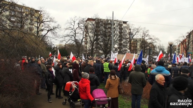 Manifestacja w obronie demokracji na placu Grunwaldzkim w Szczecinie. Fot. Tomasz Gontarz "Konstytucja to rzecz święta". Manifestacja na placu Grunwaldzkim [WIDEO, ZDJĘCIA]