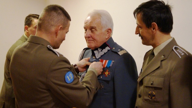 Wojskowy Klub Honorowych Dawców Krwi otrzymał odznakę "Gryfa Zachodniopomorskiego". Fot. 12 Szczecińska Dywizja Zmechanizowana. Dzięki ich krwi lekarze mogli uratować ponad dwieście osób [ZDJĘCIA]