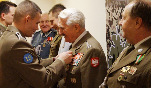 Wojskowy Klub Honorowych Dawców Krwi otrzymał odznakę "Gryfa Zachodniopomorskiego". Fot. 12 Szczecińska Dywizja Zmechanizowana. Dzięki ich krwi lekarze mogli uratować ponad dwieście osób [ZDJĘCIA]