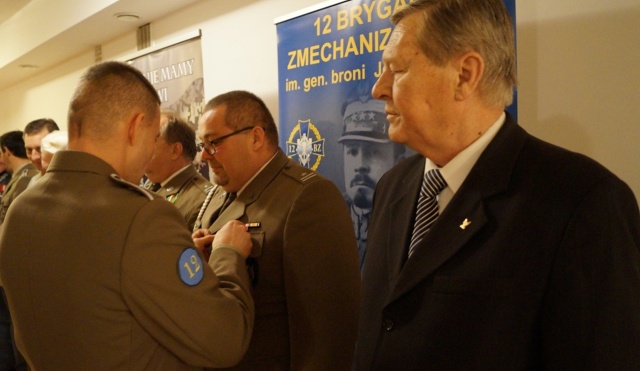 Wojskowy Klub Honorowych Dawców Krwi otrzymał odznakę "Gryfa Zachodniopomorskiego". Fot. 12 Szczecińska Dywizja Zmechanizowana. Dzięki ich krwi lekarze mogli uratować ponad dwieście osób [ZDJĘCIA]