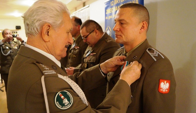 Wojskowy Klub Honorowych Dawców Krwi otrzymał odznakę "Gryfa Zachodniopomorskiego". Fot. 12 Szczecińska Dywizja Zmechanizowana. Dzięki ich krwi lekarze mogli uratować ponad dwieście osób [ZDJĘCIA]