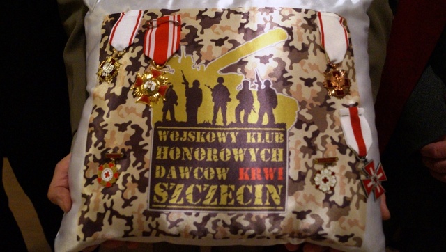 Wojskowy Klub Honorowych Dawców Krwi otrzymał odznakę "Gryfa Zachodniopomorskiego". Fot. 12 Szczecińska Dywizja Zmechanizowana. Dzięki ich krwi lekarze mogli uratować ponad dwieście osób [ZDJĘCIA]