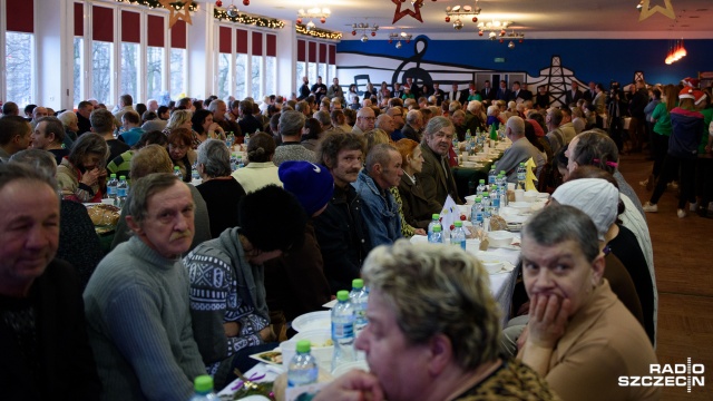 Ponad 400 samotnych, bezdomnych i ubogich mieszkańców Szczecina zasiadło do wigilijnego stołu w Domu Kultury Słowianin. Fot. Konrad Nowak [Radio Szczecin] Największa wigilia w Szczecinie [ZDJĘCIA, WIDEO]