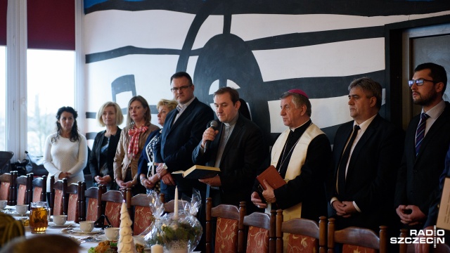 Ponad 400 samotnych, bezdomnych i ubogich mieszkańców Szczecina zasiadło do wigilijnego stołu w Domu Kultury Słowianin. Fot. Konrad Nowak [Radio Szczecin] Największa wigilia w Szczecinie [ZDJĘCIA, WIDEO]