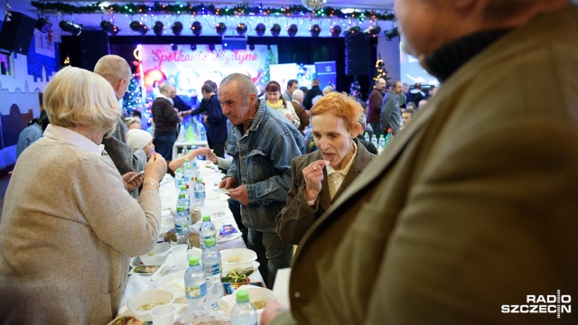 Ponad 400 samotnych, bezdomnych i ubogich mieszkańców Szczecina zasiadło do wigilijnego stołu w Domu Kultury Słowianin. Fot. Konrad Nowak [Radio Szczecin] Największa wigilia w Szczecinie [ZDJĘCIA, WIDEO]