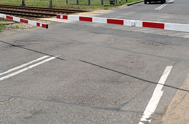 Dwie osoby zginęły w wypadku na przejeździe kolejowym koło Inowrocławia. Pociąg pchał auto jeszcze przez trzysta metrów po tym, jak auto wjechało wprost pod jego koła.