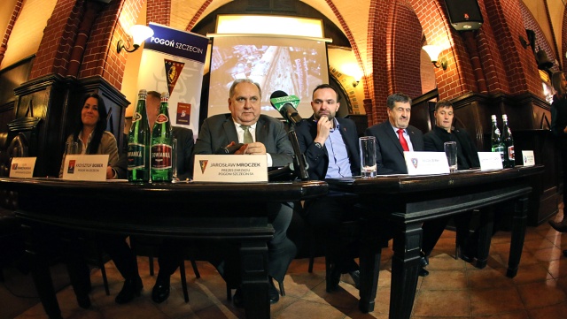 Sześć szczecińskich klubów piłki nożnej, piłki ręcznej kobiet i mężczyzn, futsalu, żeglarstwa oraz koszykówki mężczyzn podpisało wspólną deklarację o budowie silnej marki Pogoń w kraju i na świecie.