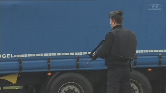 Policjanci zlokalizowali sprawców ataku na paryską redakcję. Mężczyźni zabarykadowali się w siedzibie niewielkiej firmy reklamowej w miejscowości Dammartin-en-Goele, około 40 kilometrów od Paryża.