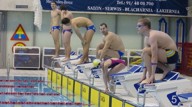 Sportowa część finału Wielkiej Orkiestry Świątecznej Pomocy to nie tylko maraton dla biegaczy i rowery na placu Orła Białego. Również hala basenu Floating Arena w Szczecinie zamieniła się w centrum sportów i to nie tylko tych pływackich.