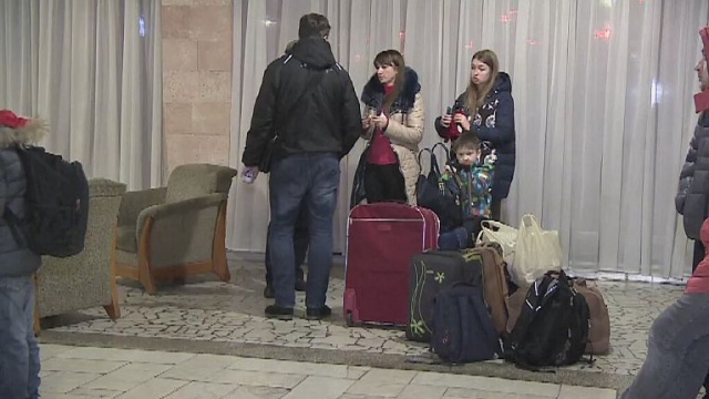 178 osób ewakuowanych z Donbasu na Ukrainie przyleci we wtorek do Polski.