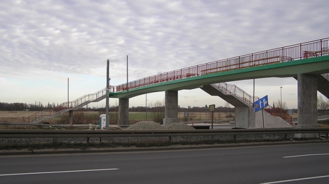 Budowa nowej linii szczecińskiego szybkiego tramwaju powoli zbliża się do końca. Jednym z jej elementów jest kładka dla pieszych nad ulicą Eskadrową, która w przyszłości połączy jeden z peronów ze specjalnym parkingiem.