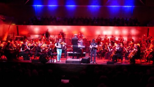 Kilkoma bisami zakończył się koncert zespołu Klezmafour, który wystąpił w piątek w Filharmonii Szczecińskiej. Grupa prezentuje repertuar oparty na żydowskim i bałkańskim folklorze pomieszanym z punk - rockiem.