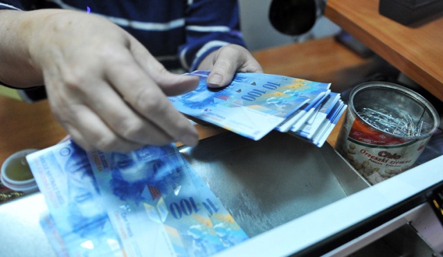 Do mocnego kursu franka trzeba się przyzwyczajać. Wartość szwajcarskiej waluty będzie wyższa od euro - tak prognozuje ekonomista domu maklerskiego TMS Brokers, Marek Wołos.