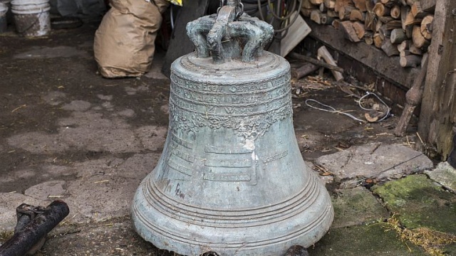 Zaginiony zabytek odnaleziony w drewutni domu pod Pyrzycami: policjanci odzyskali 400-kilogramowy dzwon z XVII wieku. Na liście poszukiwanych dóbr kultury sakralnej był od dwunastu lat.