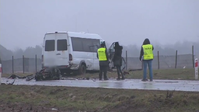 Na drodze krajowej nr 82 bus zderzył się z samochodem osobowym. W wypadku ucierpiały 22 osoby, a droga jest zablokowana - podaje onet.pl