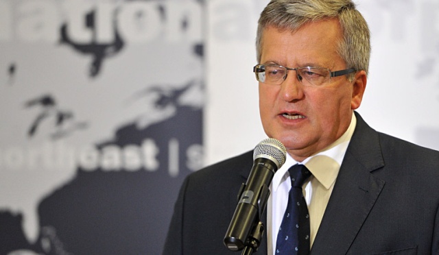 Atak prorosyjskich separatystów na Mariupol oddala ewentualne wyjście z konfliktu pomiędzy Rosją a Ukrainą - tak uważa prezydent Bronisław Komorowski.