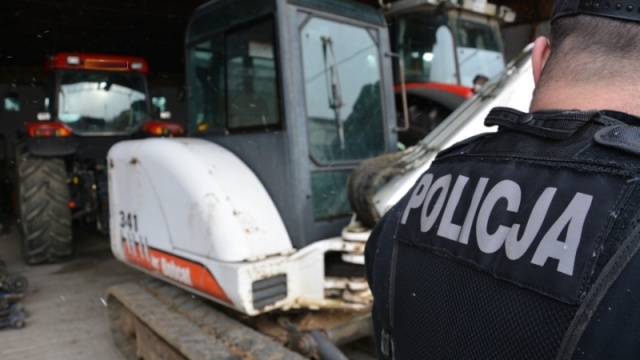 12 pojazdów o wartości ponad miliona złotych odzyskali stargardzcy policjanci oraz pogranicznicy. W jednej z miejscowości pod Stargardem Szczecińskim mundurowi zlikwidowali dziuplę samochodową.