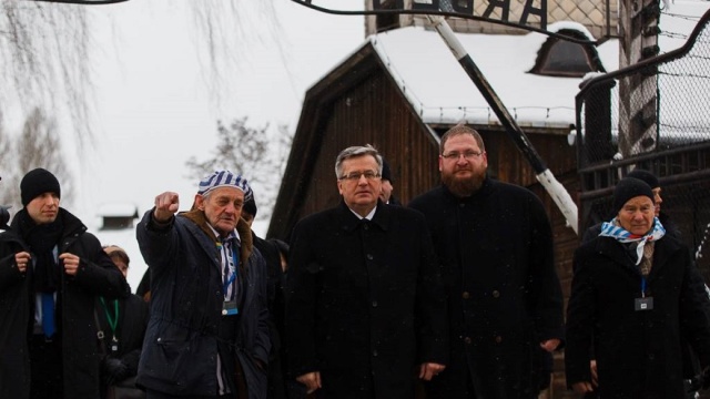 Około stu byłych więźniów niemieckich obozów wspólnie z prezydentem Bronisławem Komorowskim złożyło wieniec z biało-czerwonych goździków pod Ścianą Straceń w byłym Auschwitz I. Był to pierwszy akcent obchodów 70. rocznicy wyzwolenia obozu.