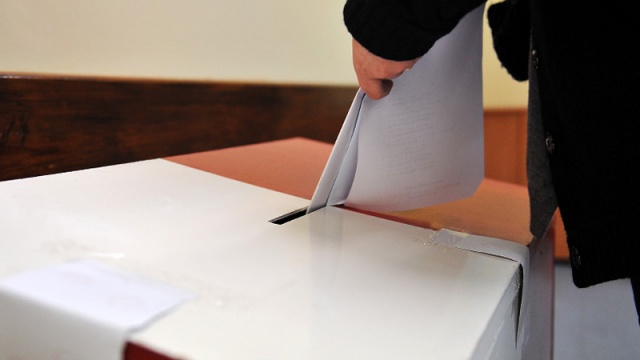 Prace nad nowym informatycznym systemem liczenia głosów trwają, ale głosy oddane w majowych wyborach prezydenckich będą liczone ręcznie - informuje Krajowe Biuro Wyborcze.