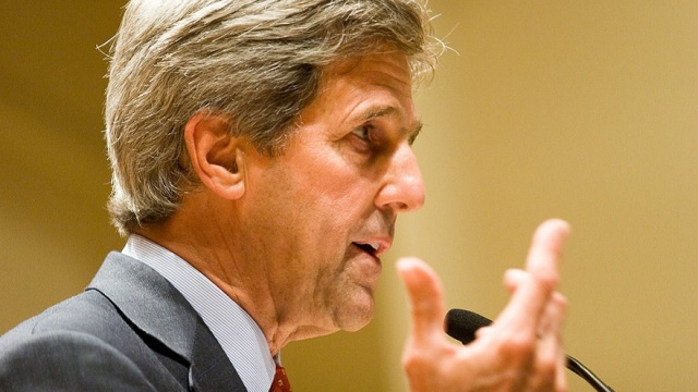 Szef dyplomacji Stanów Zjednoczonych John Kerry musi zapłacić 50 dolarów mandatu.