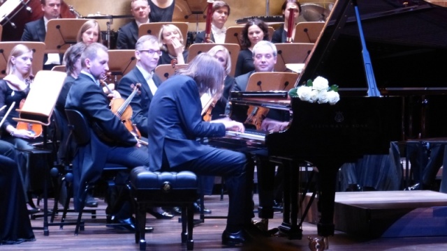 Leszek Możdżer oczarował szczecińską publiczność. Znany kompozytor, pianista jazzowy i producent muzyczny wystąpił w piątek wieczorem w Filharmonii Szczecińskiej.